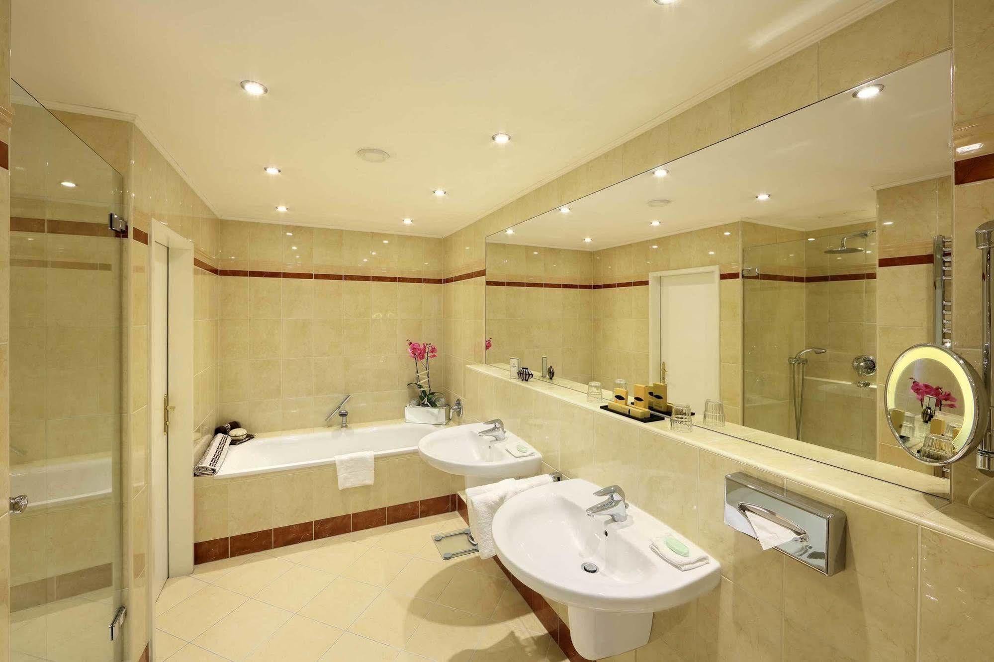 Hotel De France 5*